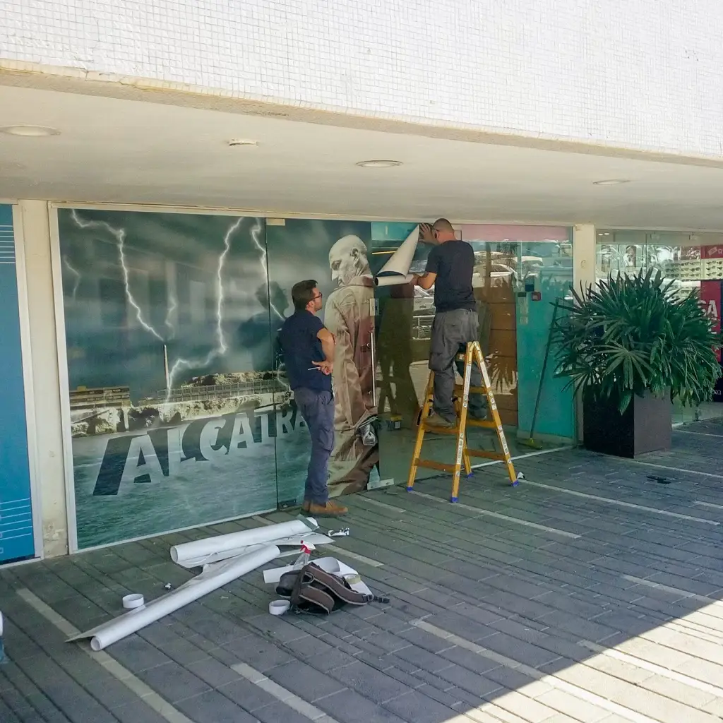 התקנת מדבקת ויטרינה גדולה לסניף Alcatraz של Escape Eilat בטיילת מלך שלמה באילת